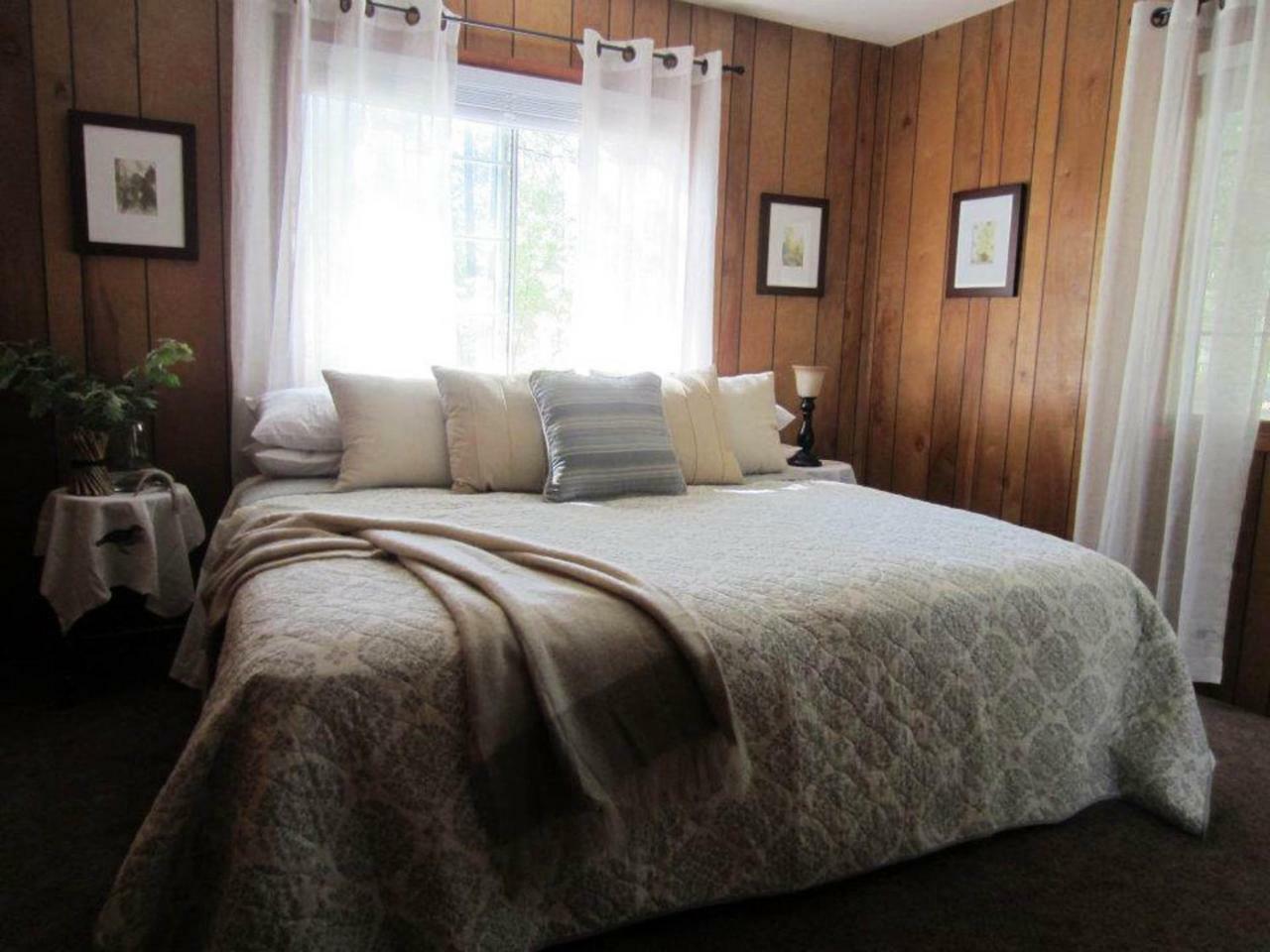 The Red Rooster Lodge Coulterville Rum bild